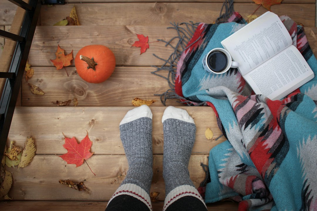 Klassieke auto poster met kleurrijke herfstbladeren. Klassieke auto poster met kleurrijke herfstbladeren.