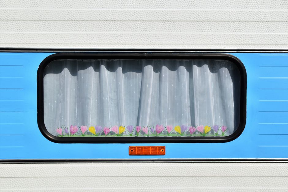 Herfstgestylede gordijnen in caravaninterieur.