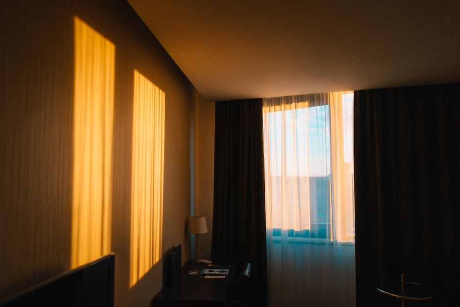 Hotelinterieur met warme aardetinten gordijnen.
