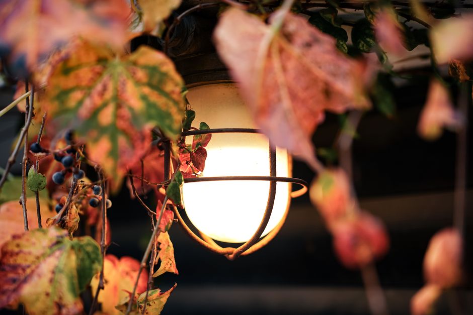 Kaarsen op patio dragen bij aan herfstsfeer.